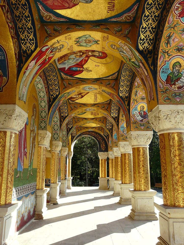 Coloane și arcade îmbrăcate în mozaic