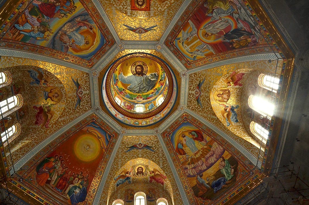 Cupolă de biserică decorată integral în mozaic
