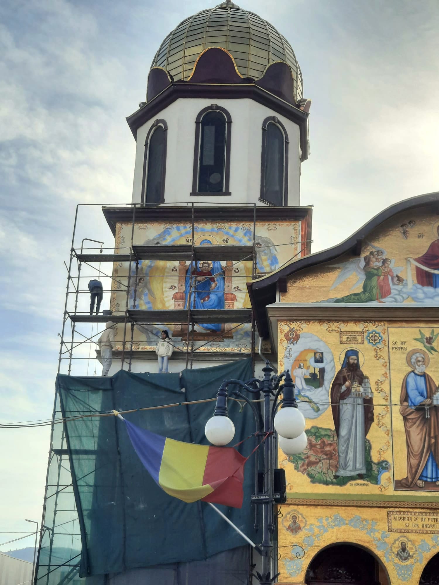 Mozaic pe clopotnița și fațada unei biserici ortodoxe