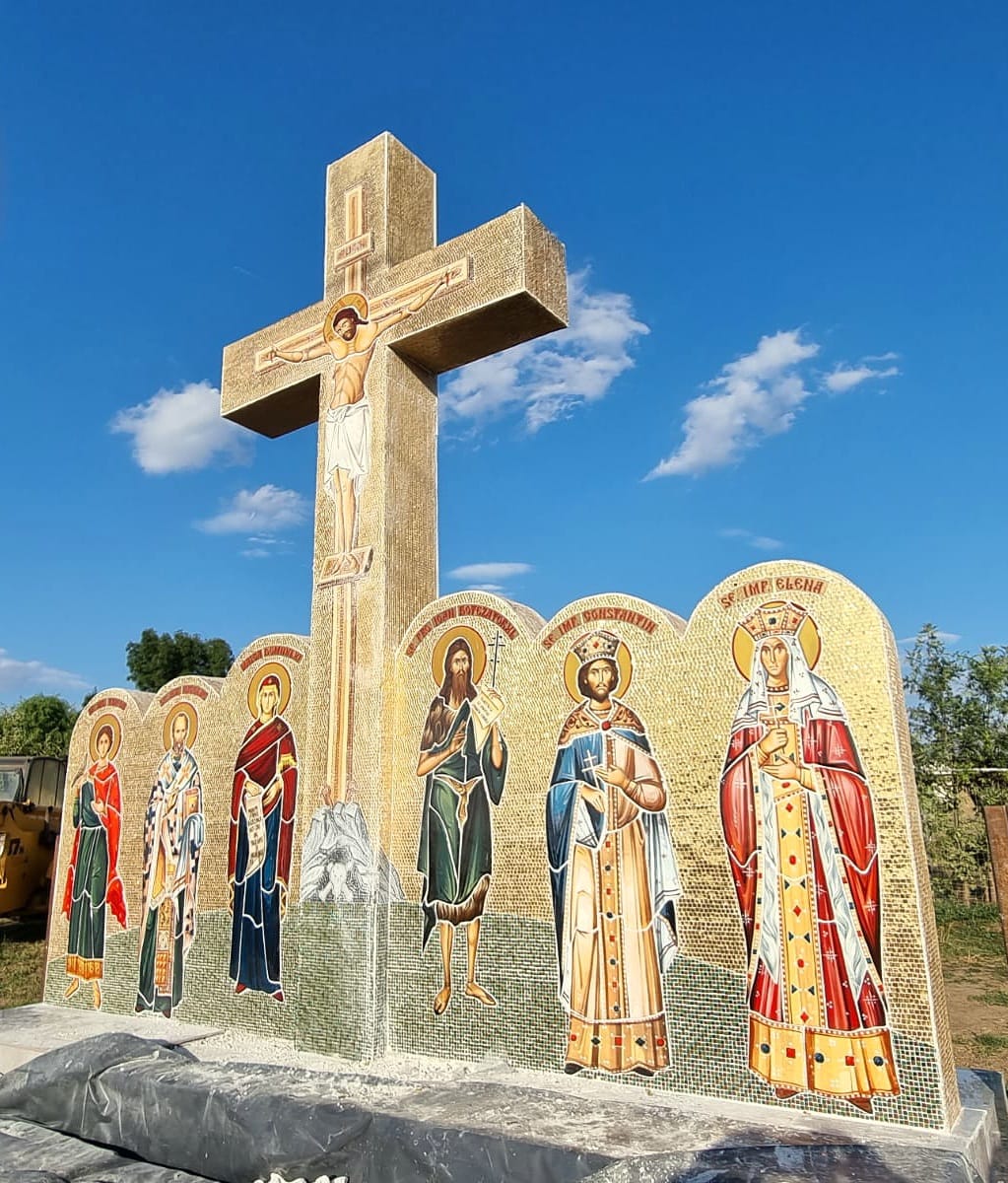 Cruce cu sfinți în mozaic, troiță memorială