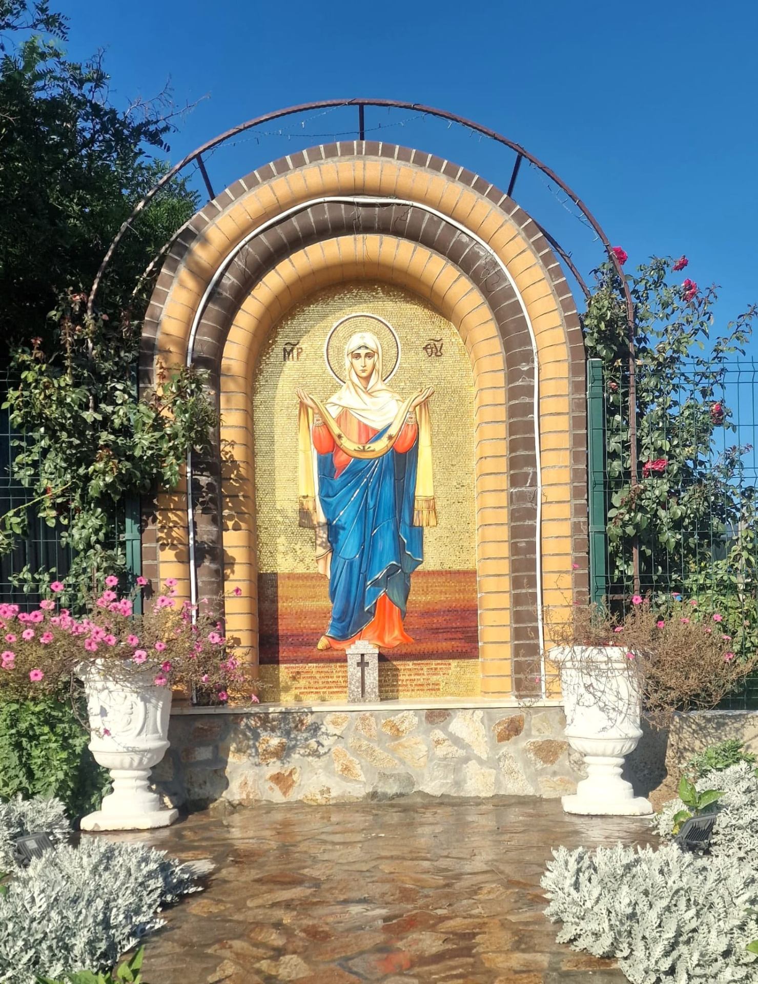 Troiță în grădină cu Maica Domnului Orantă