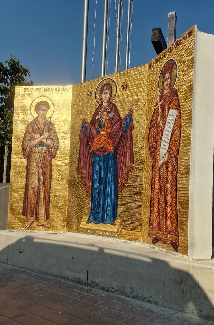 Troiță în mozaic cu trei sfinți