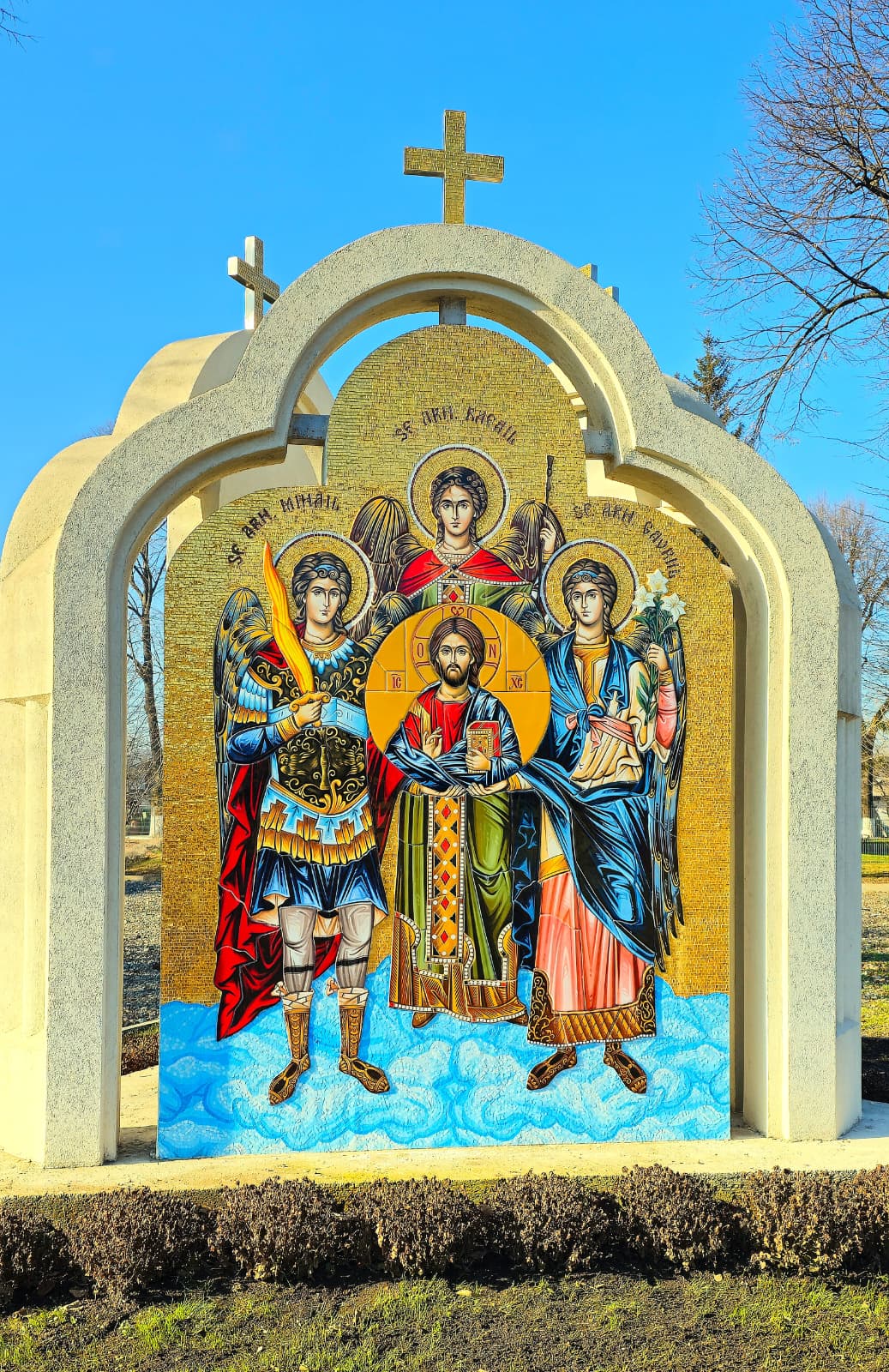 Troiță în mozaic cu Sfinții Arhangheli și Hristos